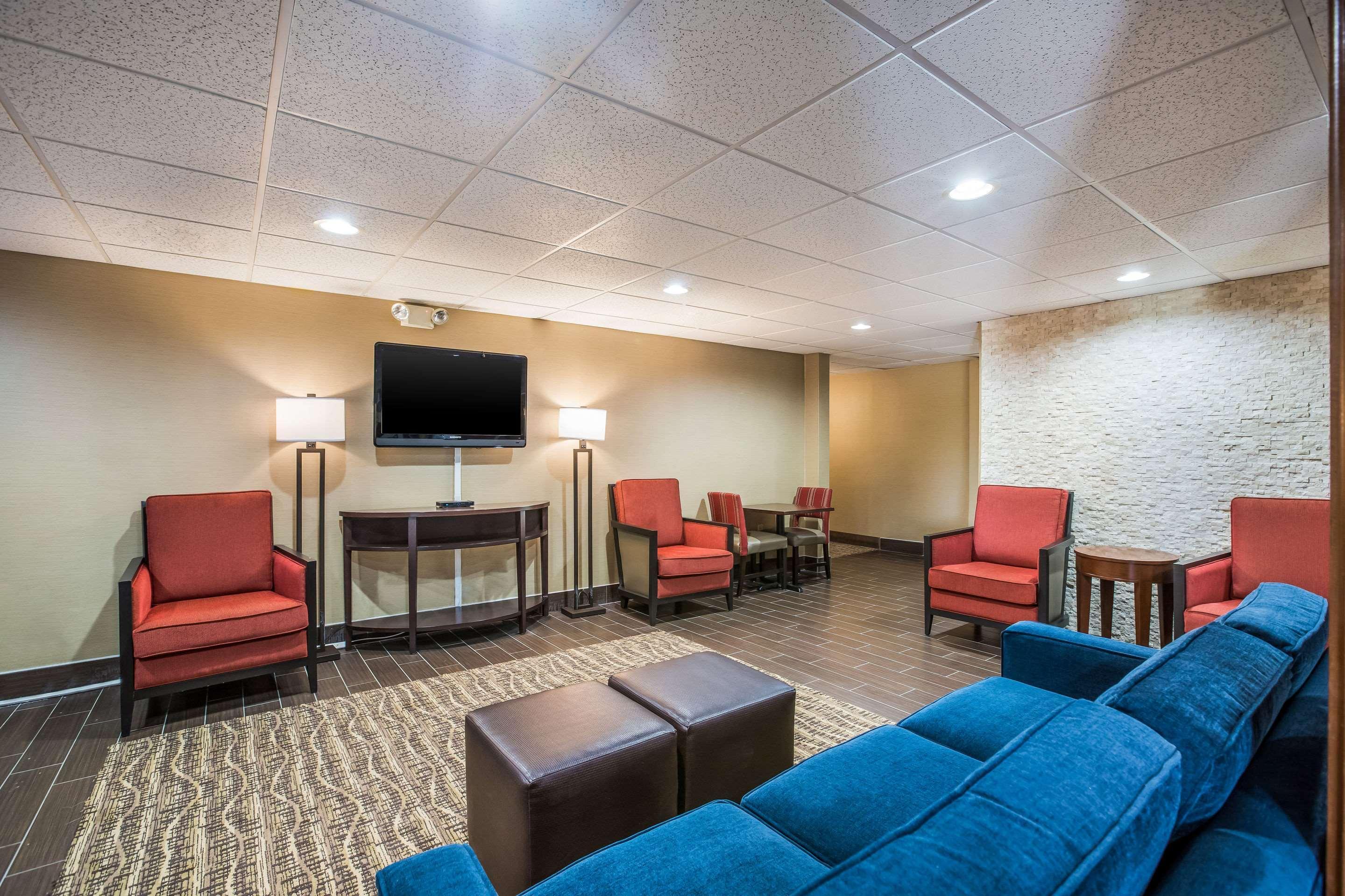 Comfort Inn & Suites Fairborn Near Wright Patterson Afb Exterior foto